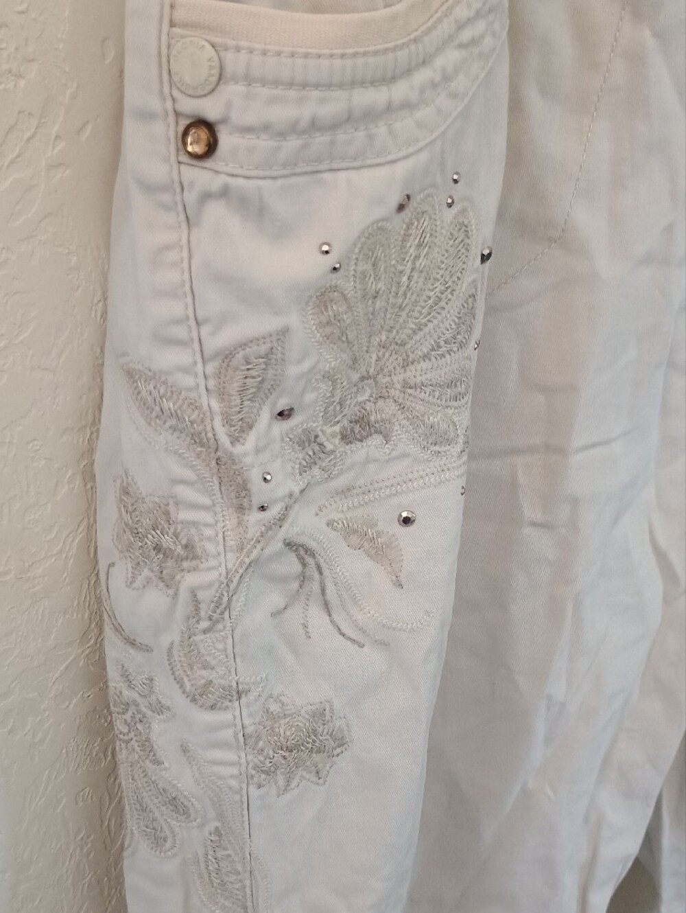 Gloria Vanderbilt Cream Embroidered Capri Pants - Picture 4 of 11